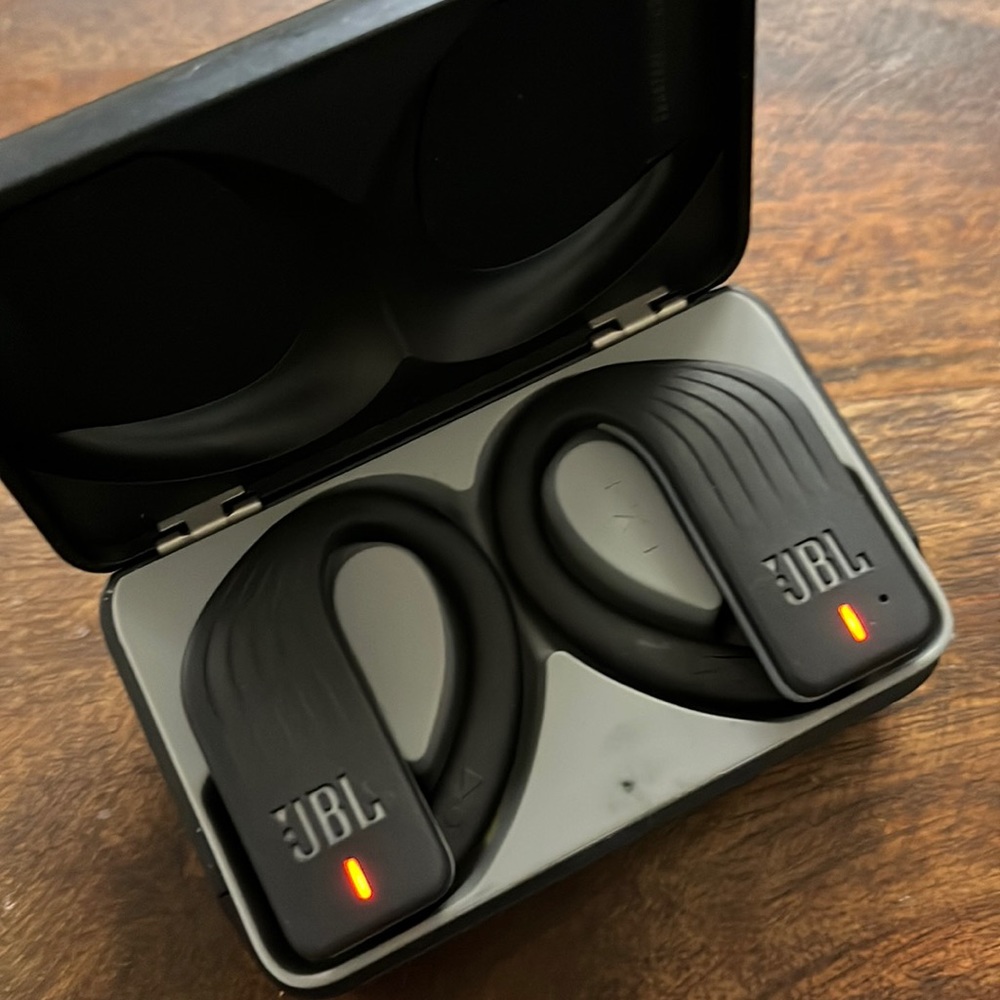 JBL ear pods.  It blocks any noise while in a plane.
